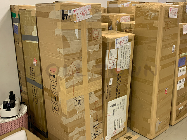 ラブドールを梱包した段ボール箱が並んでいる